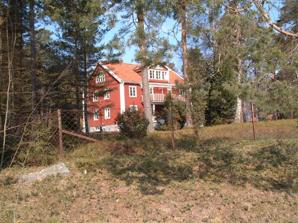 Sunnanskogs röda hus bland tallar