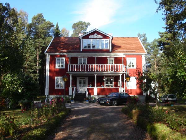 Sunnanskogs röda hus och trädgård